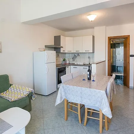 아파트 Apartman, And Kata *