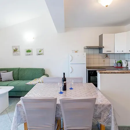 Apartman, And Kata 아파트 풀라