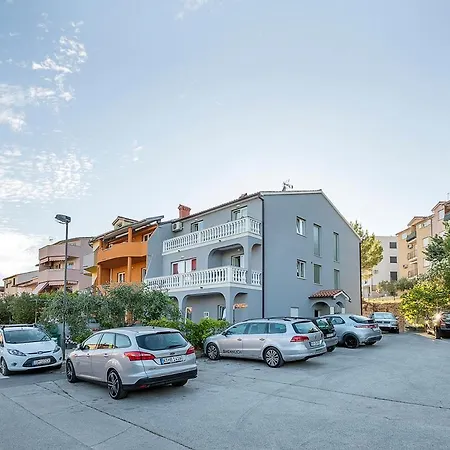 Apartman, And Kata Apartmán *