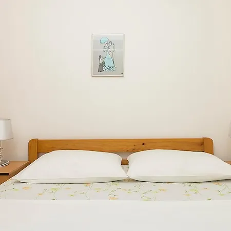 Apartman, And Kata דירה