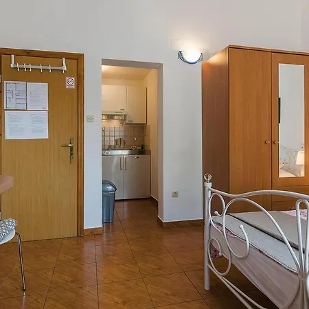 Apartman, And Kata Apartman *
