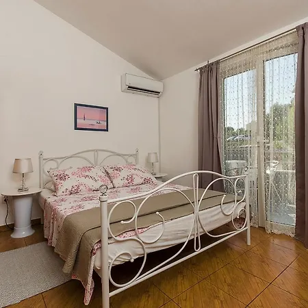 Apartman, And Kata 아파트 풀라