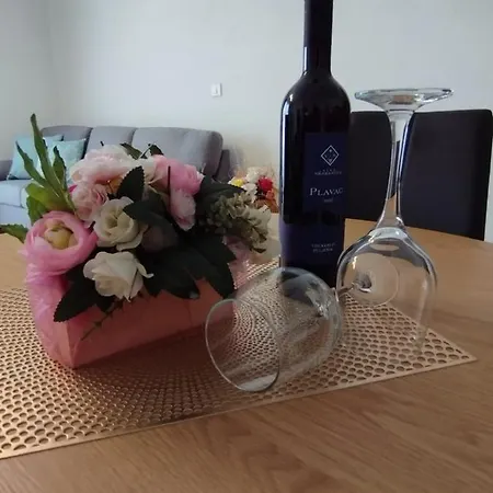 Apartman, And Kata Pula