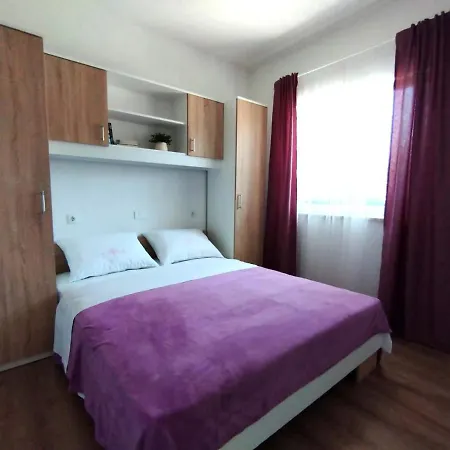 아파트 Apartman, And Kata 풀라