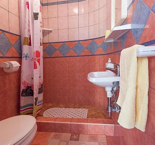 Apartman, And Kata Διαμέρισμα