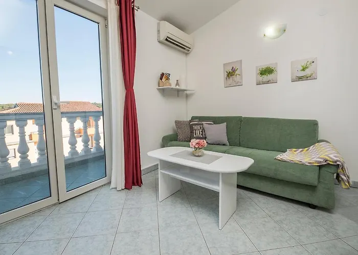 Apartman, And Kata Διαμέρισμα