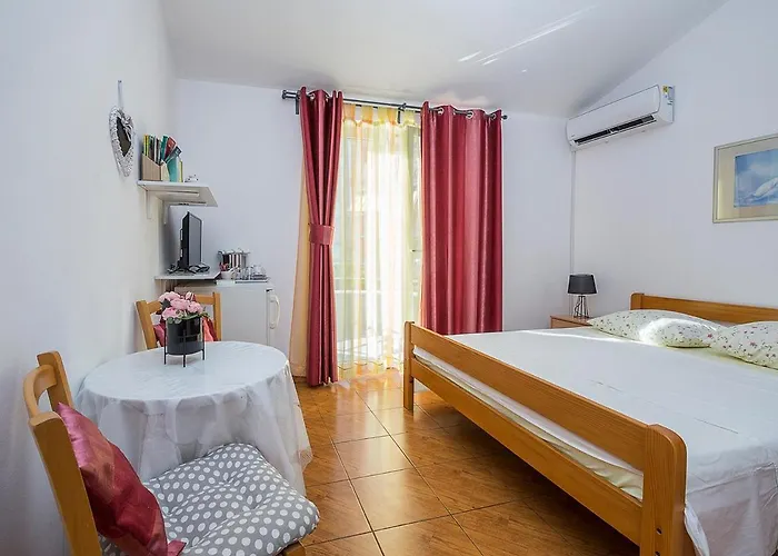 Apartman, And Kata Διαμέρισμα