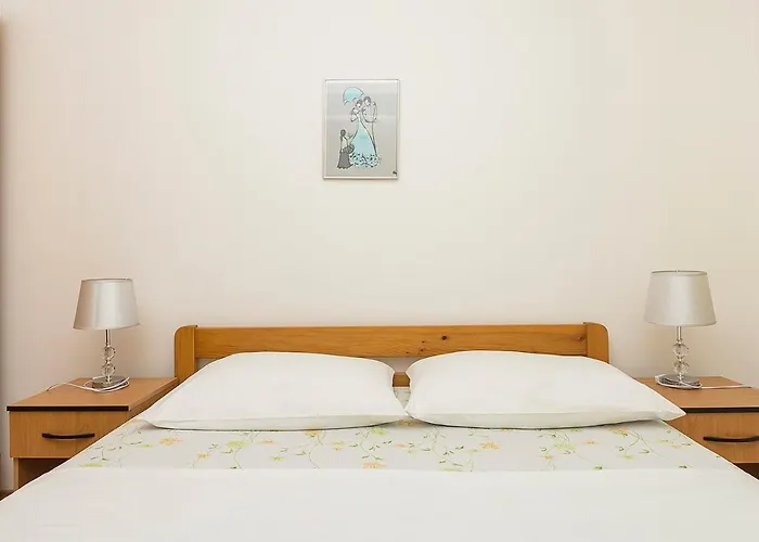 Apartman, And Kata Διαμέρισμα