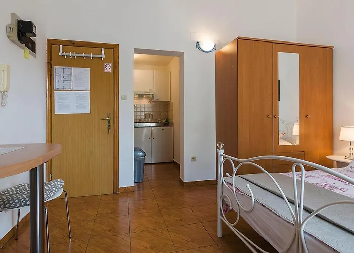 Apartman, And Kata Διαμέρισμα *