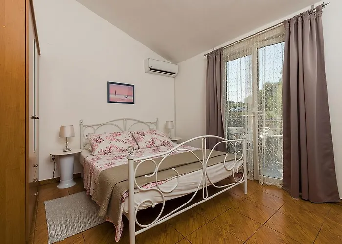 Apartman, And Kata 아파트 풀라