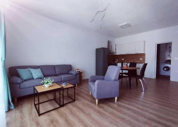 Apartman, And Kata * Πούλα