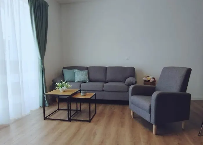 Apartman, And Kata * Πούλα