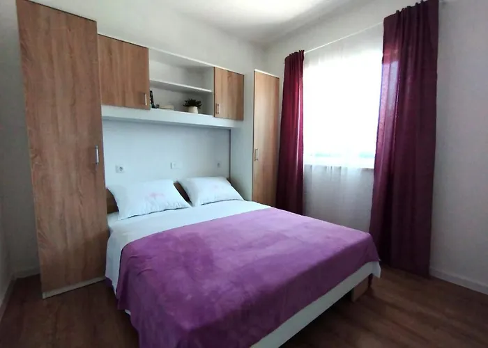 아파트 Apartman, And Kata 풀라