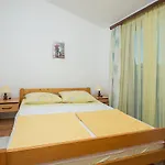 Apartman, And Kata פולה