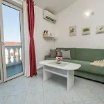 Apartman, And Kata דירה