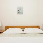 Apartman, And Kata דירה