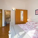 Apartman, And Kata דירה *