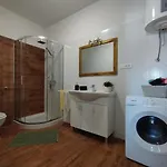 Apartman, And Kata דירה *