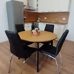 Apartman, And Kata *