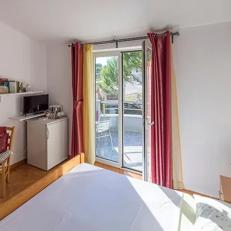 Apartman, And Kata * Πούλα