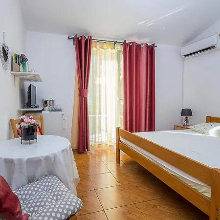 Apartman, And Kata Διαμέρισμα