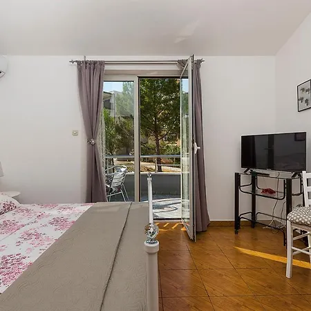 Apartman, And Kata