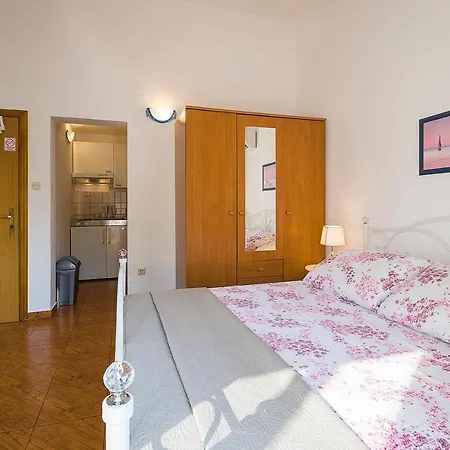 Apartman, And Kata Διαμέρισμα *