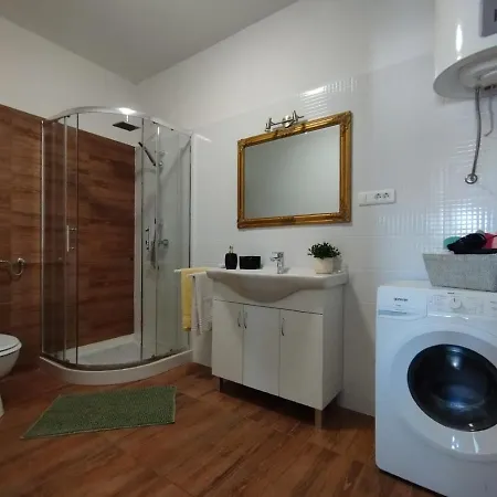 Apartman, And Kata Διαμέρισμα *