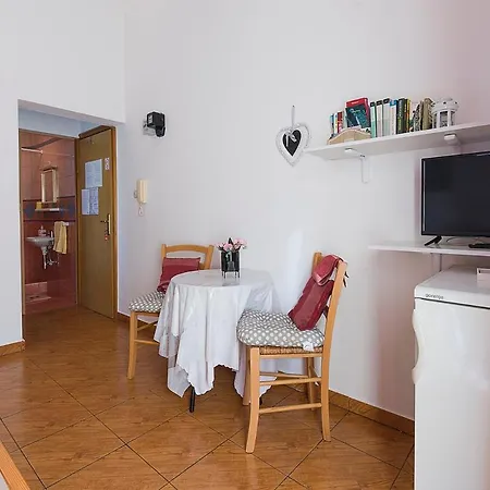 Apartman, And Kata Pola