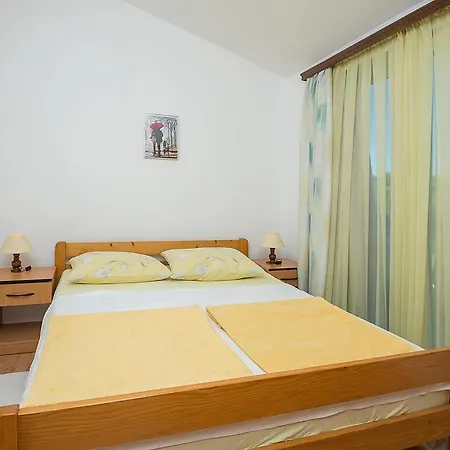 Apartman, And Kata Pola